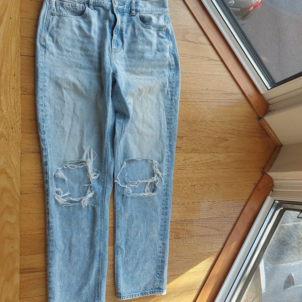 American Eagle Light Wash Mom Jeans Size 8 holes in both knees